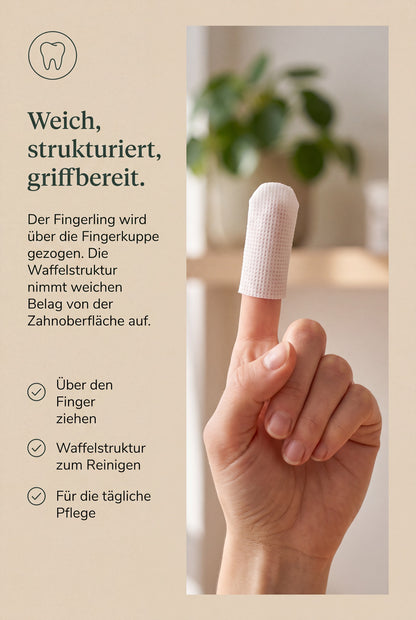 Der Fingerling ueber der Fingerkuppe in Nahaufnahme. Die Waffelstruktur nimmt weichen Belag von der Zahnoberflaeche auf